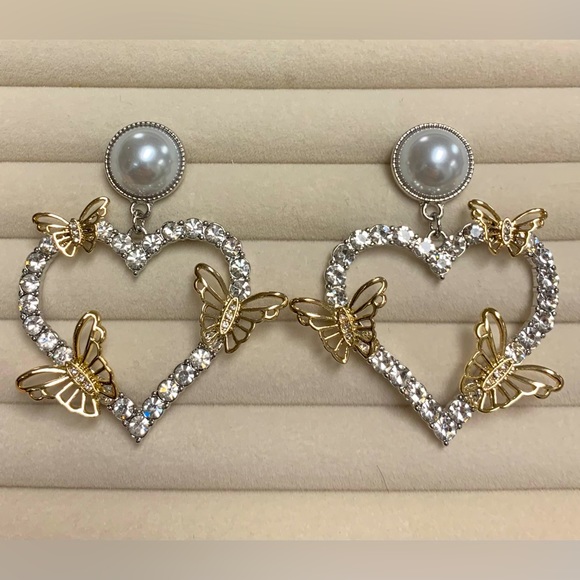 🦋 Beautiful Hollow Rhinestone Heart Hoops Adorned  with Gold Butterflies - Picture 3 of 6